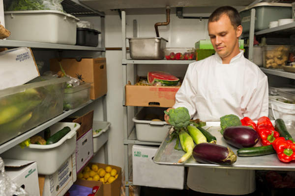 食品工人越来越准备蔬菜。