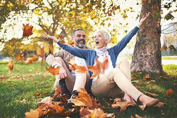 一对中年夫妇在公园里玩得很开心。