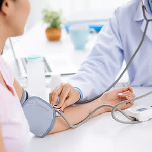 医生检查妇女的血压图像