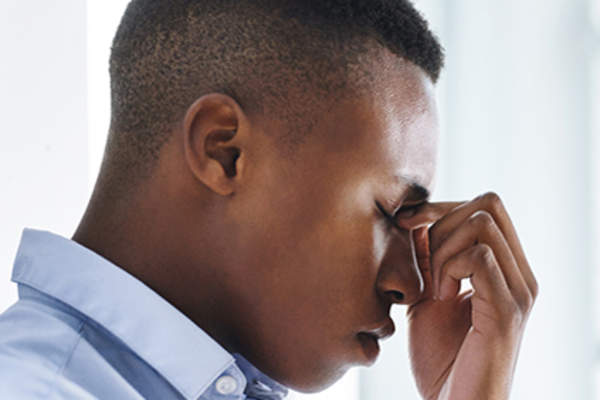 患有偏头痛的年轻人。