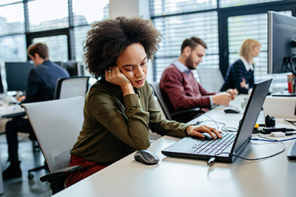 女人在她的办公桌上睡着了。