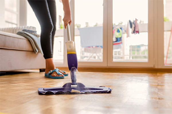 女人用的Swiffer拖把。