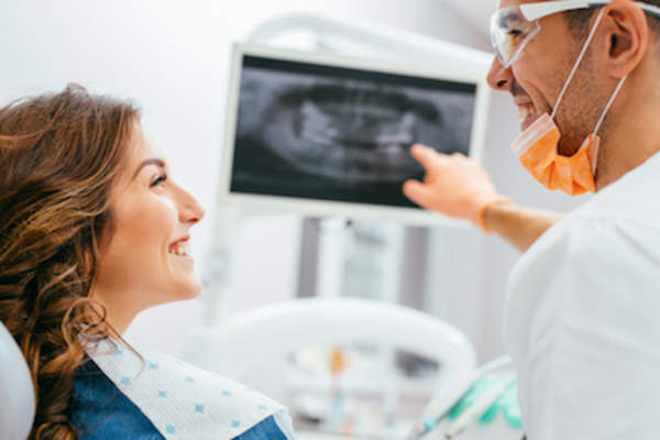 医生表示母亲的患者的X射线。