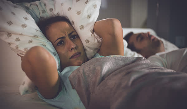 因为她的丈夫大吵大闹的妻子不能入睡。