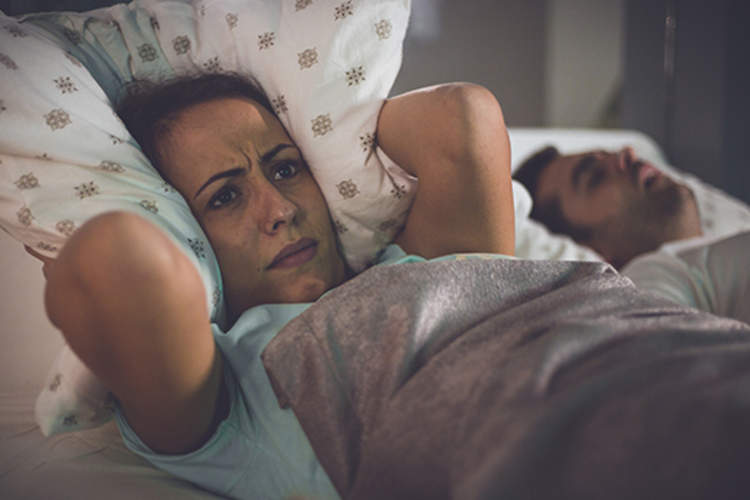 因为她的丈夫大吵大闹的妻子不能入睡。