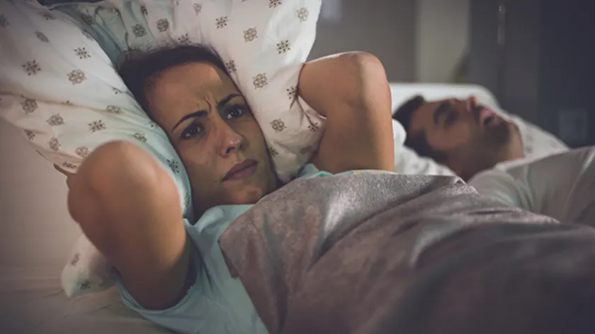 La femme ne peut pas dormir la nuit depuis que son mari fait du bruit.'t sleep at night since her husband is making noises.