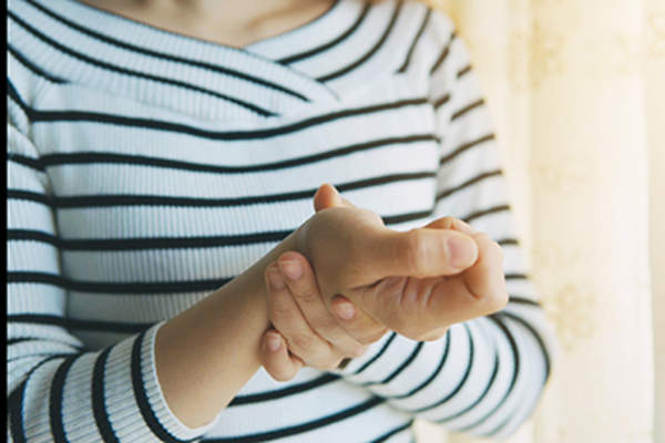 女人握着她的手腕。