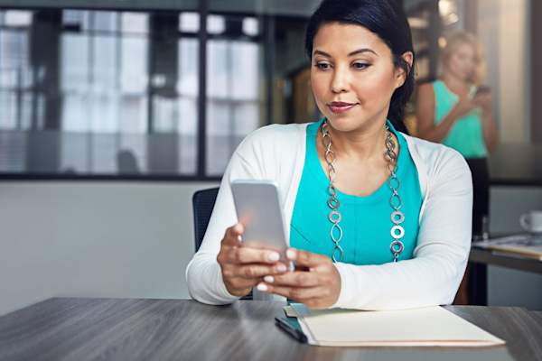 在智能手机上查找针灸师。