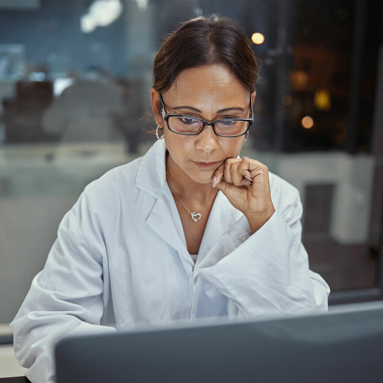 医生在电脑上工作