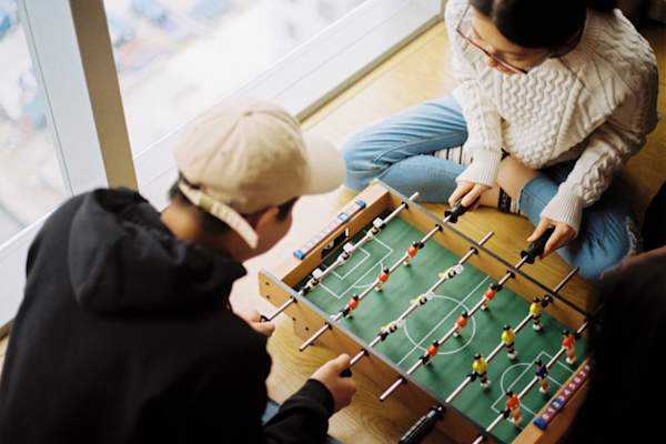 朋友玩桌上足球
