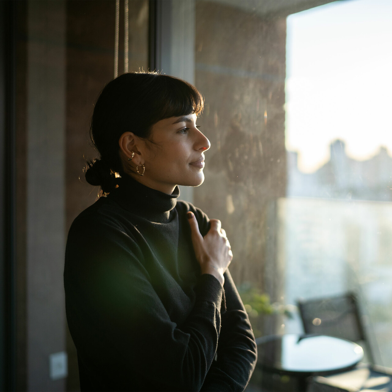 一个女人看着窗户