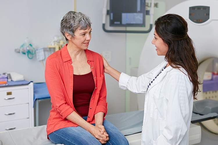 医生安慰一位中年病人。