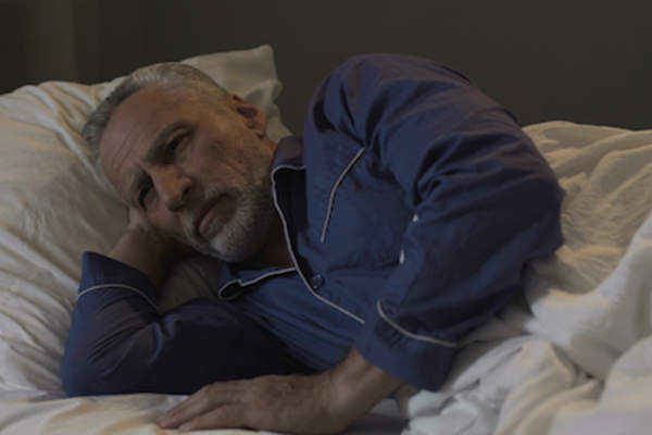 男人放下睡觉。