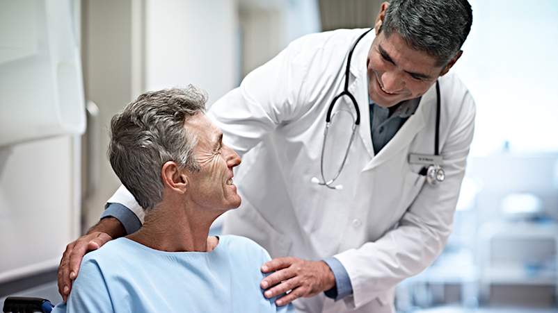 医生安慰病人。