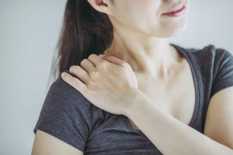 与关节僵硬的女人