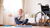老年人做瑜伽以保持柔韧和平衡。