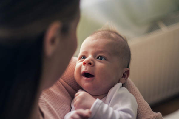宝宝看着妈妈。