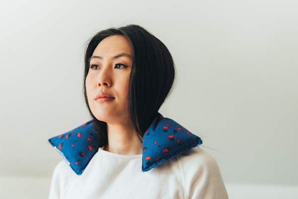 女子在颈部加热垫