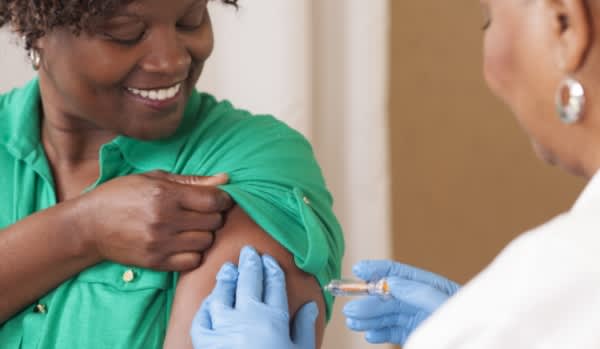 妇女接种流感疫苗。