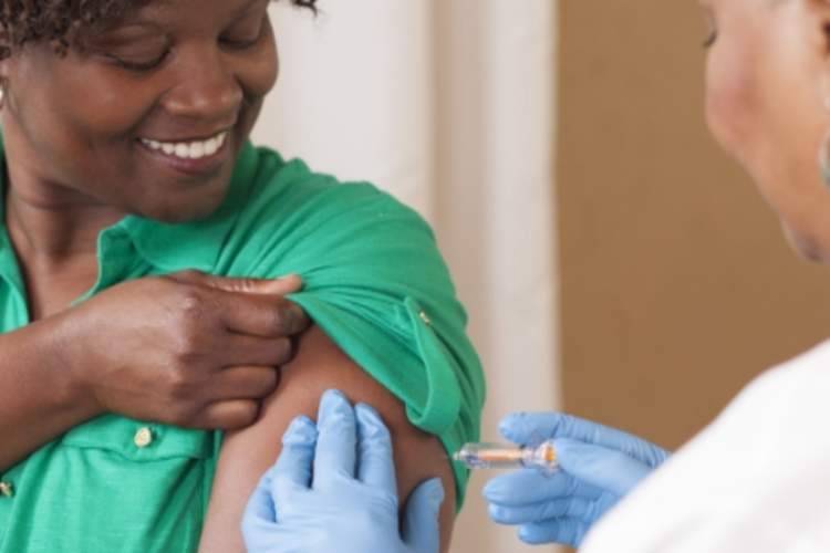 女人得到了流感疫苗。