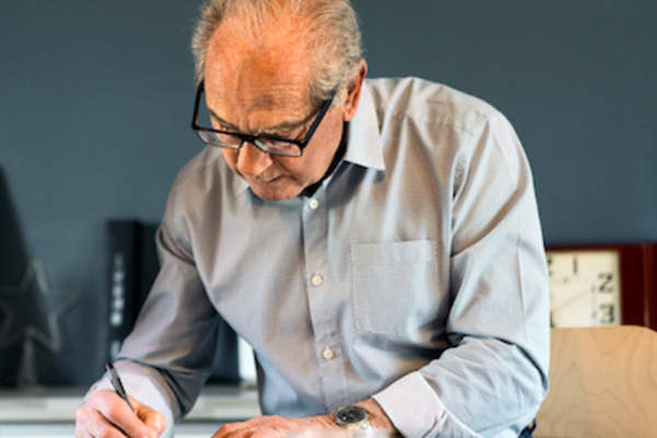 男人给在家照顾妻子的人写指令。