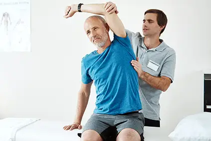 有用的脊椎治疗者帮助糖尿病男子接合疼痛。