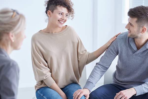 爱年轻夫妇与医生。