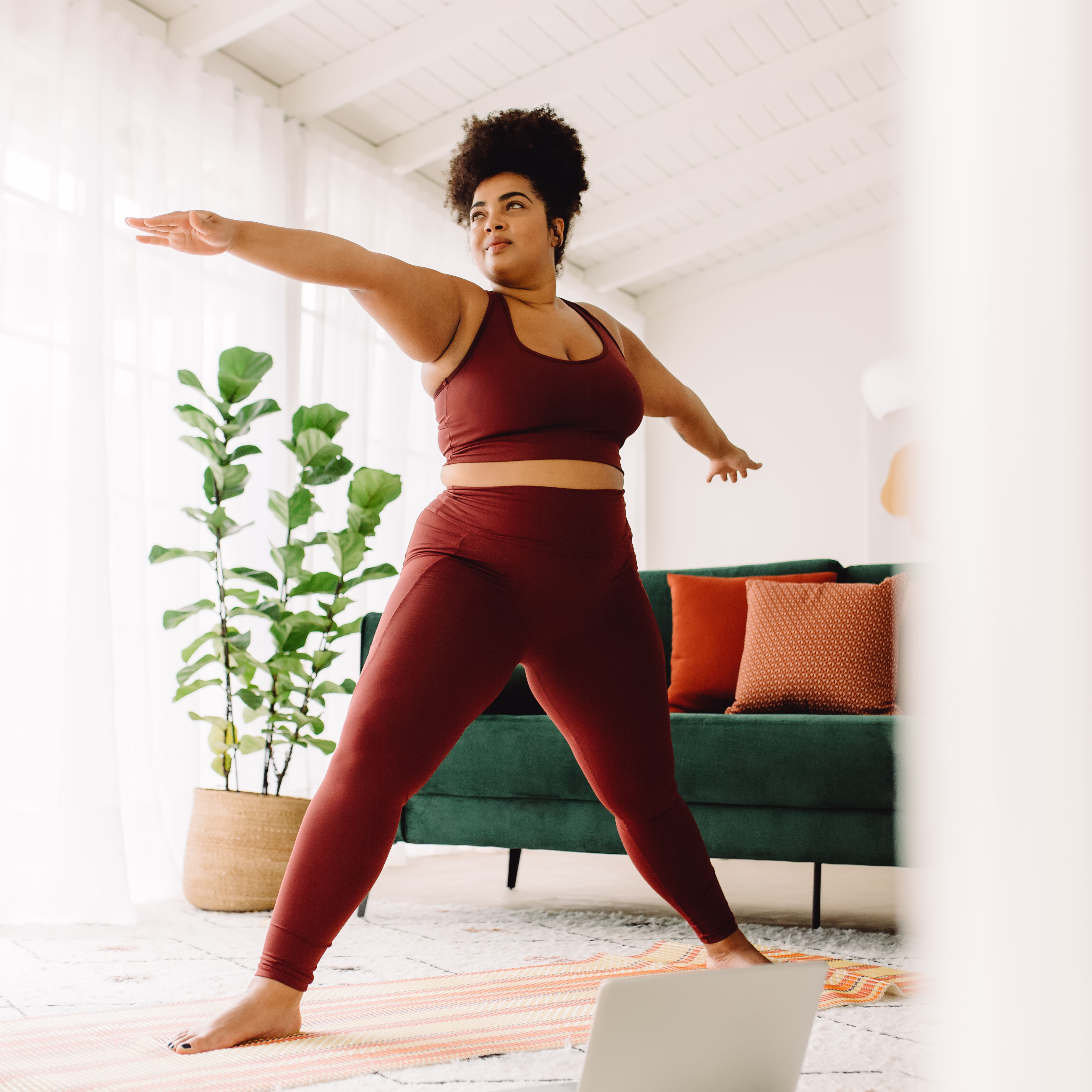 女人在家做瑜伽