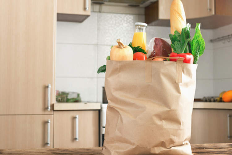 食品购物袋的厨房柜台,准备举办放好。