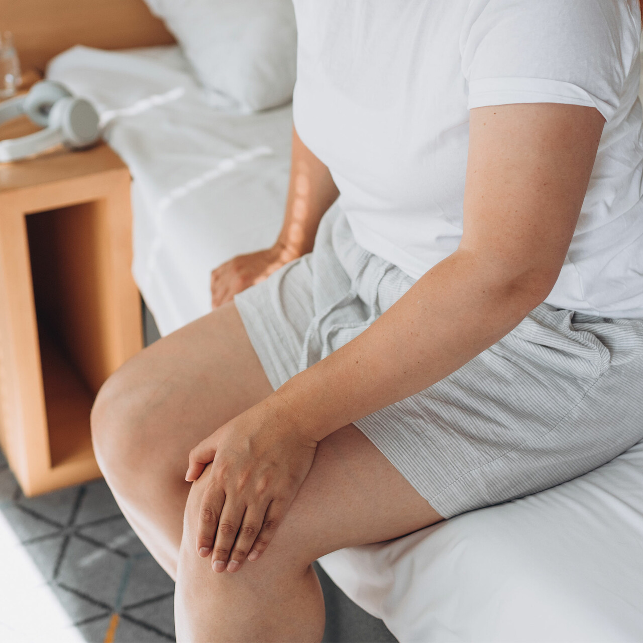 一个女人触摸她的膝盖疼痛