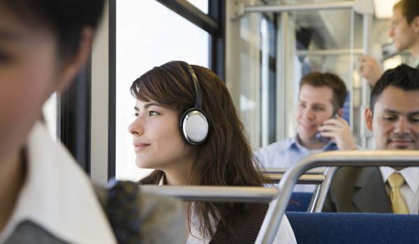 在火车上上班时听耳机的女人。