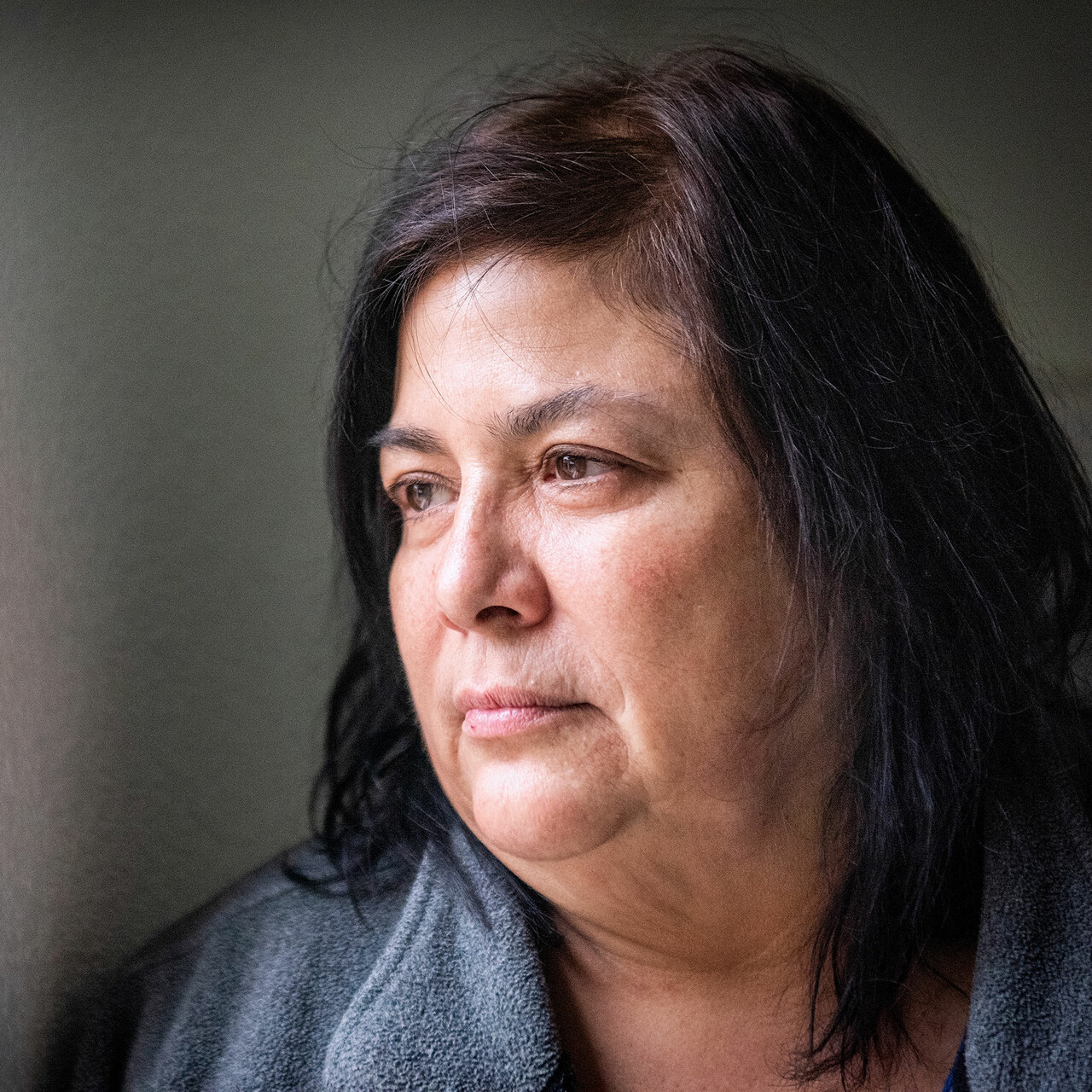 一个忧郁的女人看起来的一个窗口