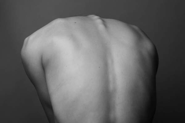 光秃秃的背面弯腰驼背