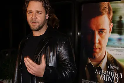 演员罗素·克劳（Russell Crowe）参加了电影《美丽的头脑》的首映。