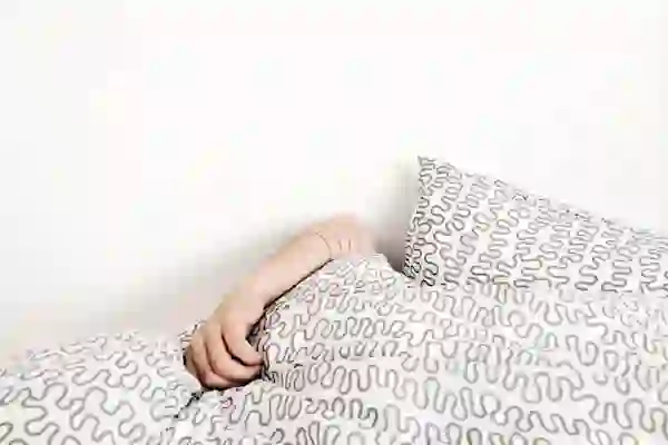 女人用手臂在头顶上睡觉。