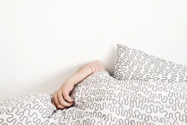 女人用手臂在头顶上睡觉。