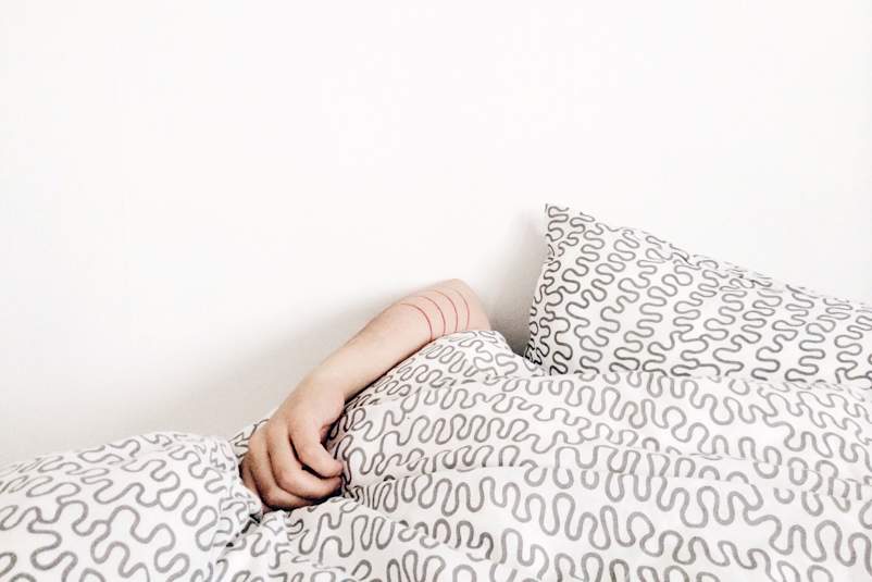 一个女人抱着头睡觉。