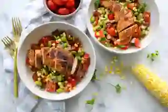 毛豆,玉米和番茄沙拉配咖啡调味鸡肉