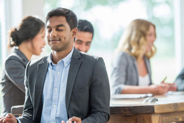 在工作中,男人花点时间呼吸。