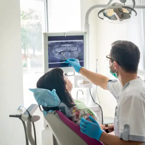 牙科医生用x光检查病人的牙齿