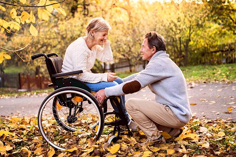 女子轮椅和她的丈夫。