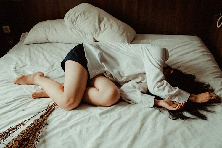 沮丧的女人在床上