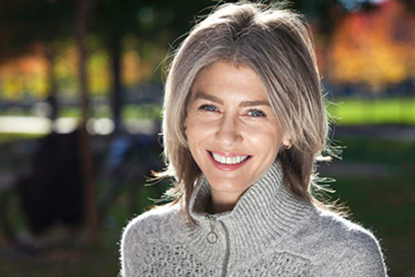 穿高领毛衣的女人。