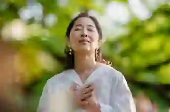 一个女人闭上眼睛,在外面深吸一口气