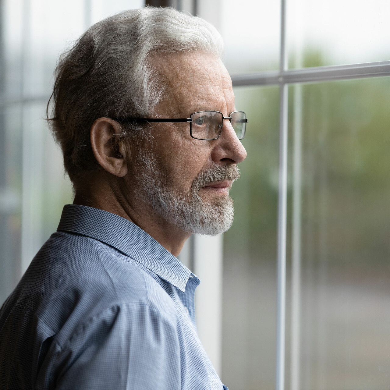 一个男人看起来的一个窗口