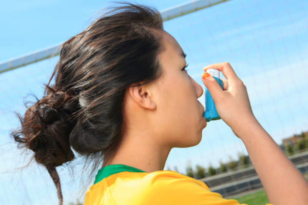 女子使用吸入器。“>
</picture>
</header>
<figcaption class=