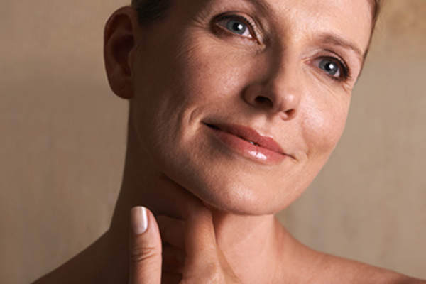 女人摸她的脖子。