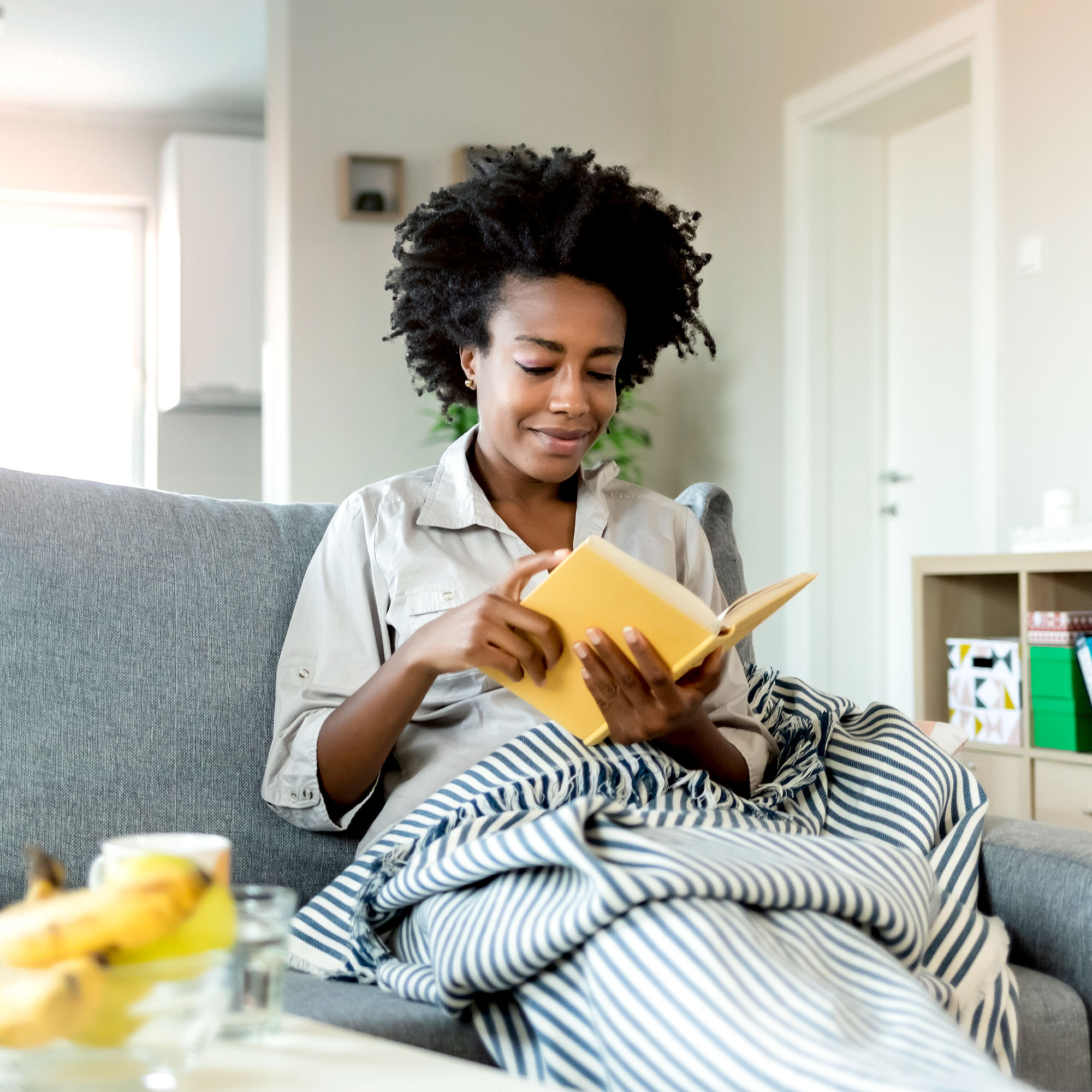 一个女人在家里看书