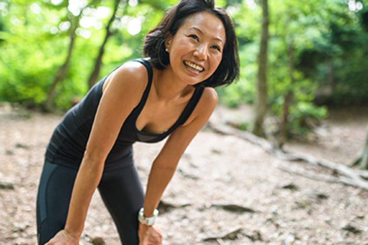 一个女人慢跑期间需要休息。