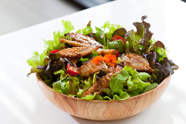 红烧鸡肉沙拉。